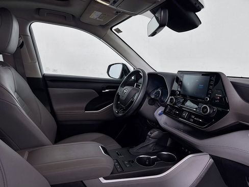 Used 2020 Toyota Highlander XLE image 29