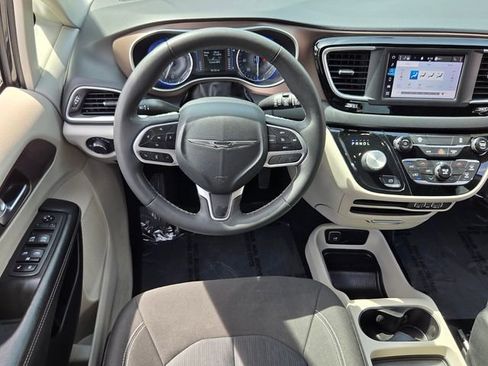 Used 2022 Chrysler Voyager LX FWD image 11