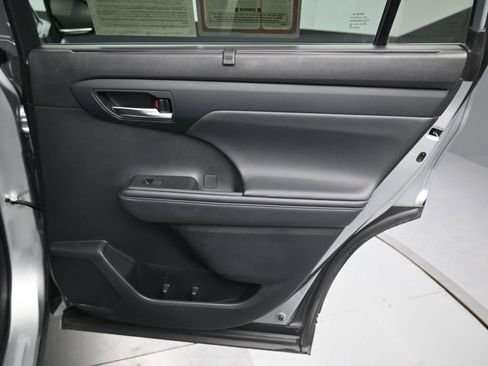 Certified 2021 Toyota Highlander XLE image 34