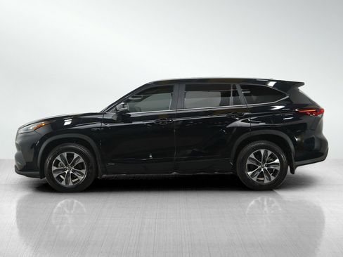 Used 2025 Toyota Highlander XLE image 2