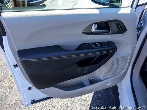 Used 2024 Chrysler Pacifica Touring-L FWD image 24