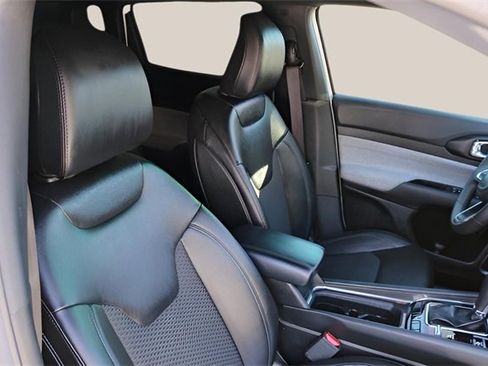 Used 2024 Jeep Compass Latitude image 20