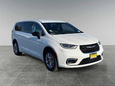 New 2026 Chrysler Pacifica Select image 7