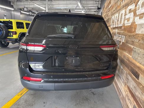 Used 2023 Jeep Grand Cherokee Limited w/ Black Appearance Package AWD/4WD image 10