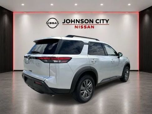 Used 2025 Nissan Pathfinder SV FWD image 5