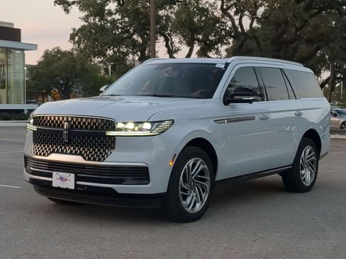 New 2025 Lincoln Navigator Reserve image 7