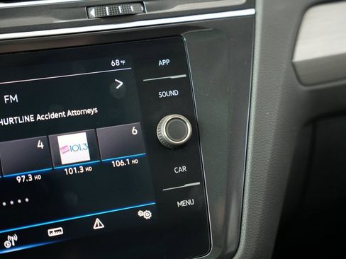 Used 2021 Volkswagen Tiguan SE w/ Panoramic Sunroof Package image 25