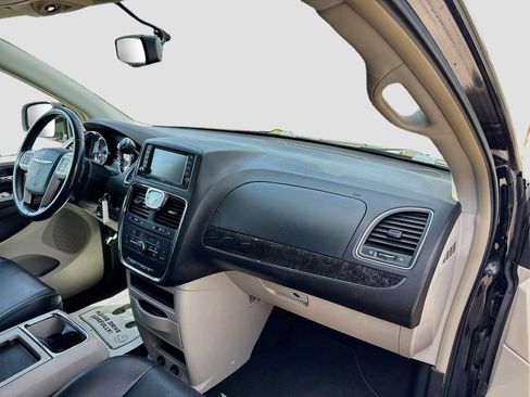 Used 2015 Chrysler Town & Country Touring FWD image 29