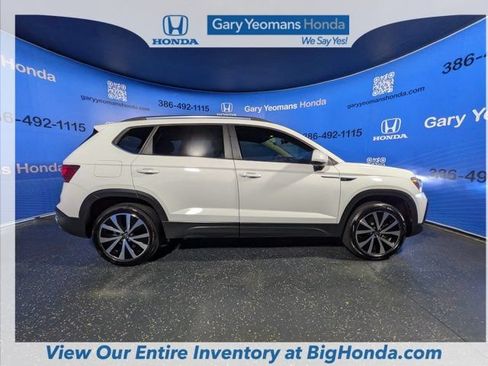 Used 2023 Volkswagen Taos SE FWD image 2