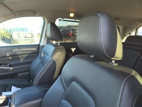 Used 2024 Nissan Pathfinder SL FWD image 7