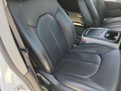 Used 2023 Chrysler Pacifica Touring-L FWD image 20