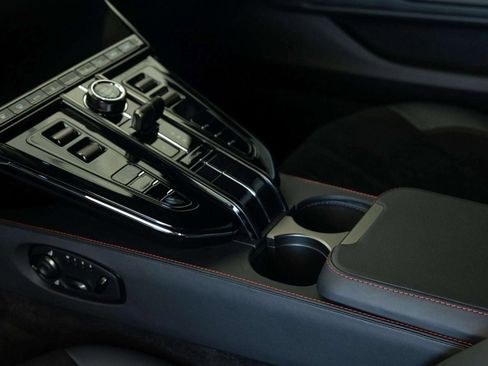 Used 2025 Aston Martin V8 Vantage Coupe image 30