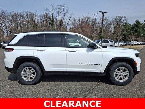 Used 2023 Jeep Grand Cherokee Laredo AWD/4WD image 7