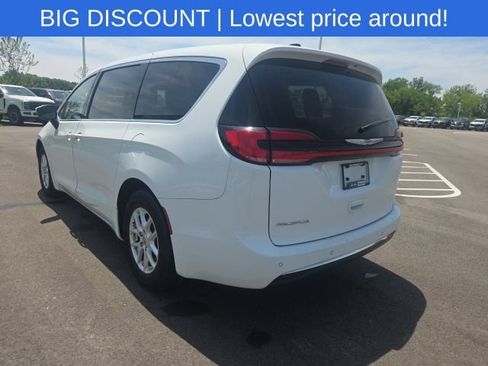 Used 2023 Chrysler Pacifica Touring-L FWD image 16