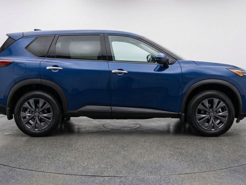 Used 2025 Nissan Rogue SV image 11