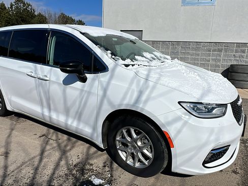 Used 2024 Chrysler Pacifica Touring-L image 5