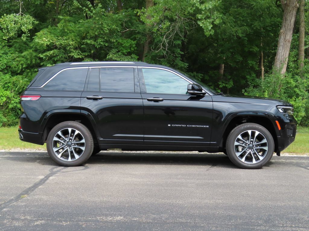 Used 2022 Jeep Grand Cherokee Overland w/ Luxury Tech Group IV AWD/4WD image 2