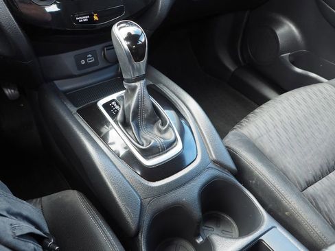 Used 2019 Nissan Rogue S FWD image 22