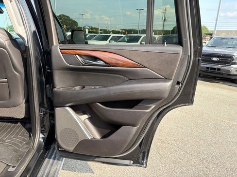 Used 2019 Cadillac Escalade Luxury AWD/4WD image 21