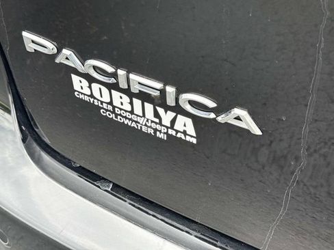 Used 2024 Chrysler Pacifica Touring-L FWD image 36