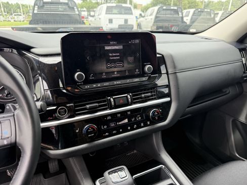 Used 2024 Nissan Pathfinder SV w/ Black Appearance Package FWD image 19