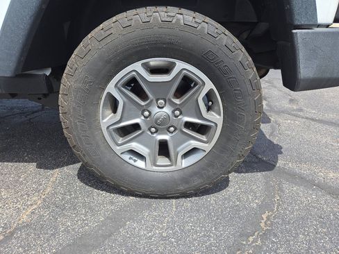 Used 2015 Jeep Wrangler Unlimited Rubicon w/ Connectivity Group AWD/4WD image 19