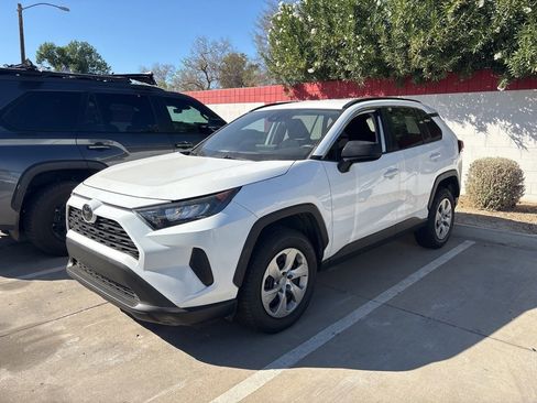 Used 2019 Toyota RAV4 LE w/ Carpet Mat Package image 10