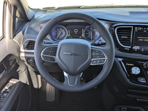 New 2026 Chrysler Pacifica Select image 21