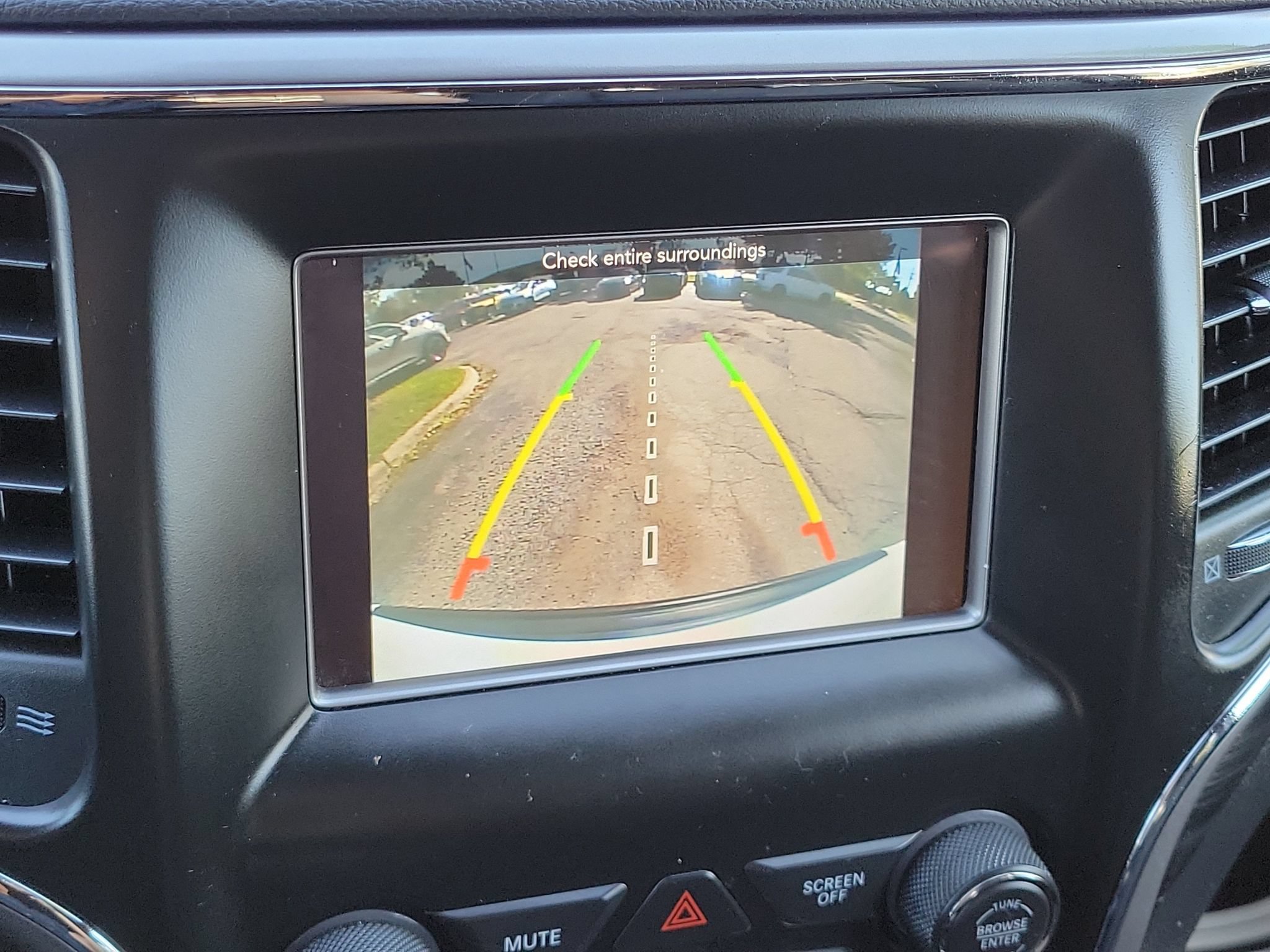 Used 2019 Jeep Grand Cherokee Laredo w/ Security & Convenience Group AWD/4WD image 17