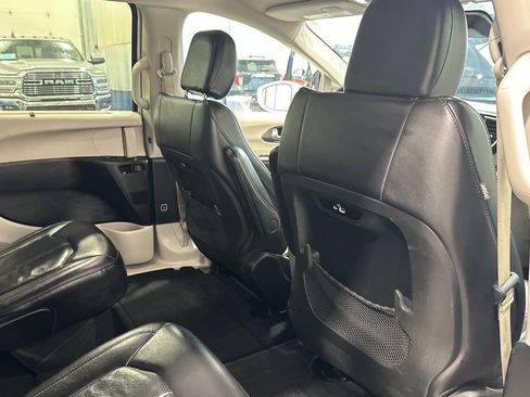 Used 2022 Chrysler Pacifica Touring-L FWD image 35