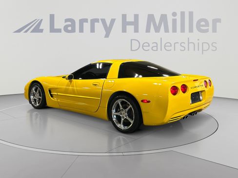 Used 2003 Chevrolet Corvette Coupe w/ Preferred Equipment Group RWD image 3