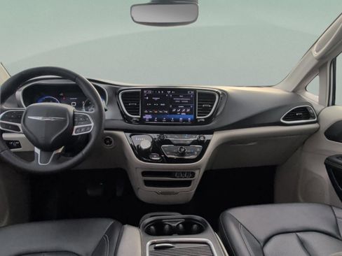 Used 2024 Chrysler Pacifica Touring-L image 38