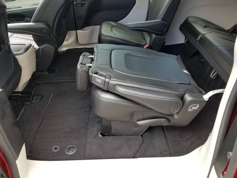 Used 2023 Chrysler Pacifica Touring-L AWD/4WD image 15
