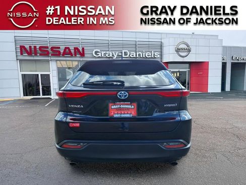 Used 2021 Toyota Venza LE image 6