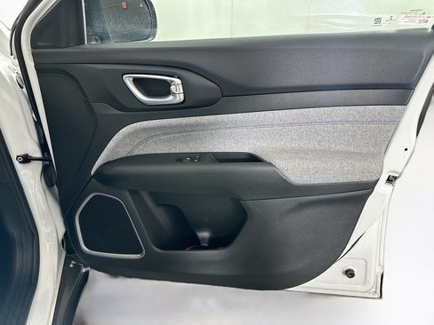 Used 2022 Jeep Compass Latitude FWD image 30