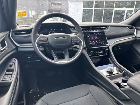 Used 2025 Jeep Grand Cherokee L Laredo image 28