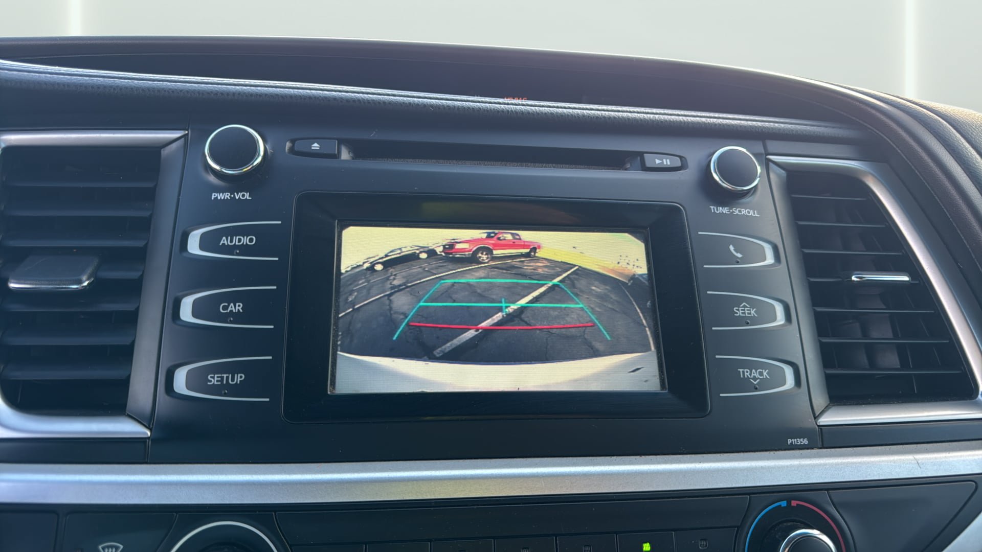 Used 2017 Toyota Highlander LE FWD image 25