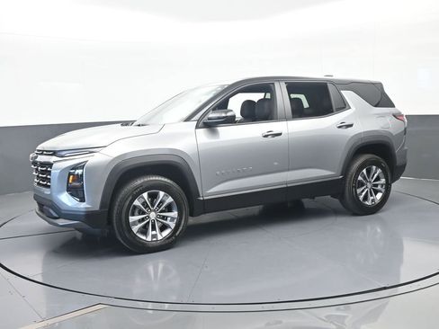 Used 2025 Chevrolet Equinox LT FWD image 2