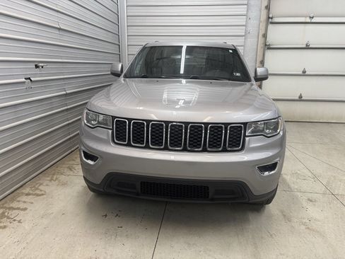 Used 2019 Jeep Grand Cherokee Laredo image 2
