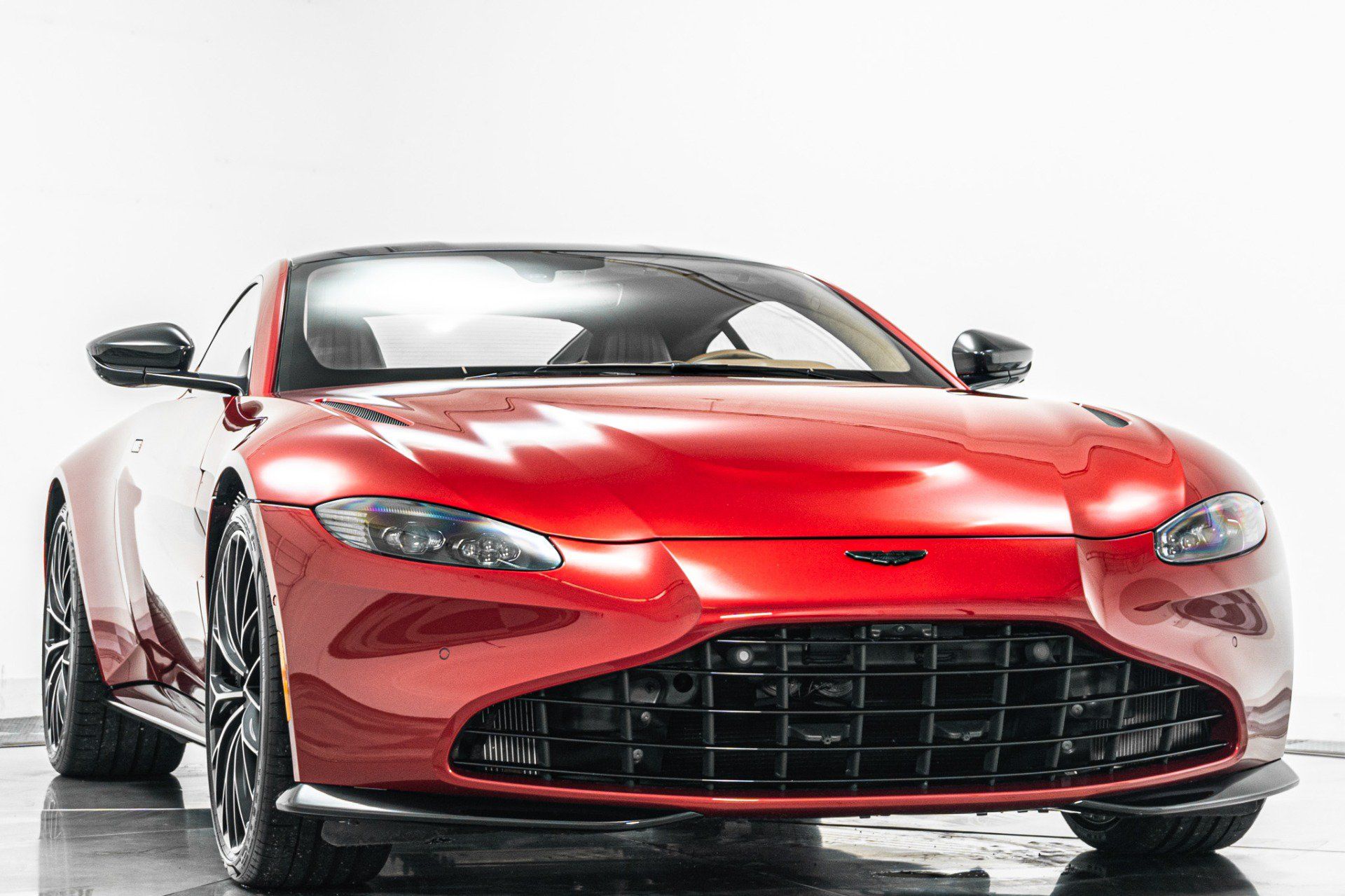 Used 2023 Aston Martin V8 Vantage Coupe RWD image 3