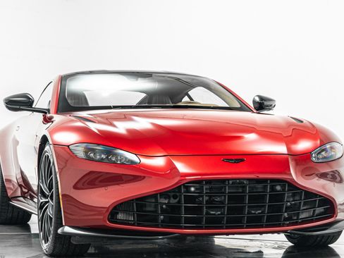 Used 2023 Aston Martin V8 Vantage Coupe RWD image 3