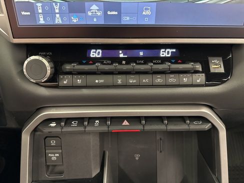 Used 2025 Toyota Tundra Platinum AWD/4WD image 32