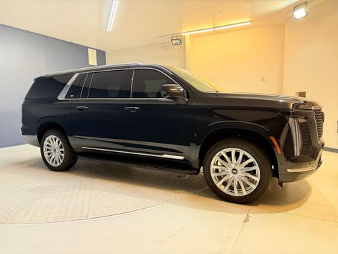 Used 2025 Cadillac Escalade ESV Luxury RWD image 6