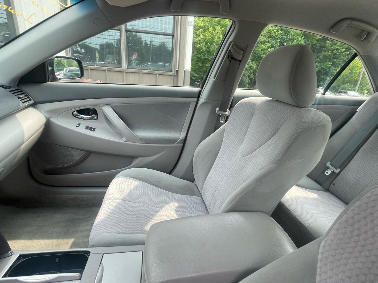Used 2010 Toyota Camry LE FWD image 17