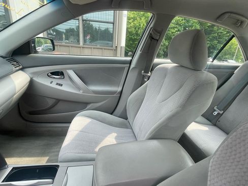 Used 2010 Toyota Camry LE FWD image 17