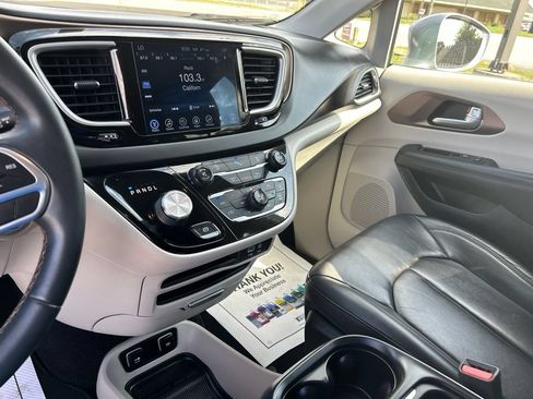 Used 2017 Chrysler Pacifica Touring-L w/ Tire & Wheel Group FWD image 26