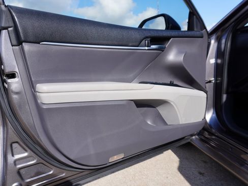 Used 2019 Toyota Camry LE image 8