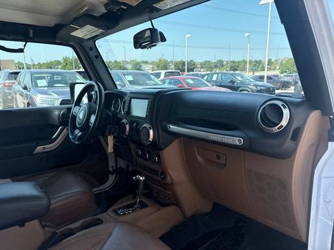 Used 2017 Jeep Wrangler Unlimited Sahara w/ Connectivity Group AWD/4WD image 21