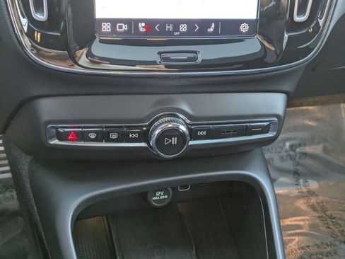 Used 2022 Volvo XC40 P8 Recharge Ultimate image 22