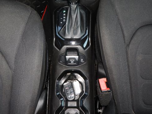 Used 2017 Jeep Renegade Altitude FWD image 20